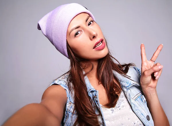 Portret Van Model Mooie Schattige Brunette Vrouw Casual Zomer Jeans — Stockfoto