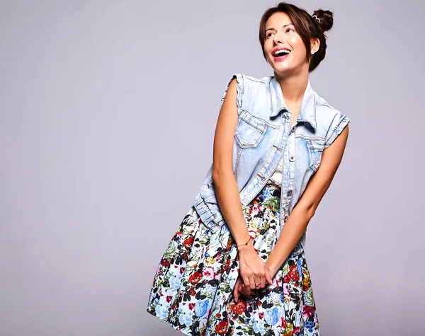 Portre rahat yaz kot giyim gri izole boynuzları saç modeli ile hiç makyaj ile gülümseyen güzel şirin esmer kadın modeli