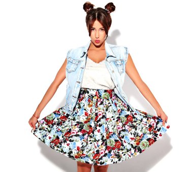 Hiç makyaj ile rahat yaz kot pantolon giysili güzel şirin esmer kadın modeli üzerinde beyaz izole boynuzları saç modeli ile gülümseyen portresi. Elinde elbise