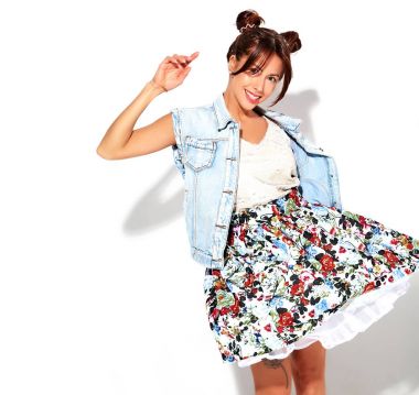 Hiç makyaj ile rahat yaz kot pantolon giysili güzel şirin esmer kadın modeli üzerinde beyaz izole boynuzları saç modeli ile gülümseyen portresi. Elinde elbise