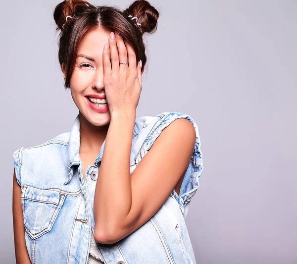 Gündelik yaz kot giyim gri izole boynuzları saç modeli ile hiç makyaj ile modelde güzel şirin esmer kadın portresi. Elinle yüzünü kaplayan