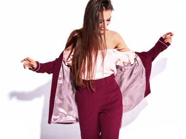 Güzel gülümseyen seksi esmer kadın iş modeli üzerine beyaz izole makyaj akşam ile kırmızı takım elbise portresi