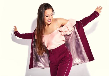 Güzel gülümseyen seksi esmer kadın iş modeli üzerine beyaz izole makyaj akşam ile kırmızı takım elbise portresi
