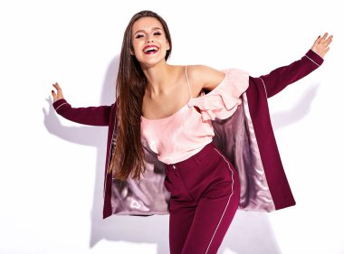 Güzel gülümseyen seksi esmer kadın iş modeli üzerine beyaz izole makyaj akşam ile kırmızı takım elbise portresi