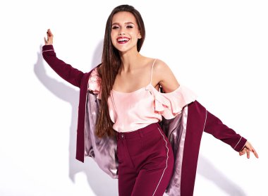 Güzel gülümseyen seksi esmer kadın iş modeli üzerine beyaz izole makyaj akşam ile kırmızı takım elbise portresi