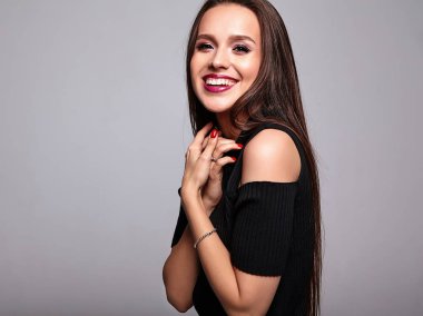 Gri izole renkli makyaj ile rahat siyah kıyafetler modelde güzel şirin esmer kadın portresi