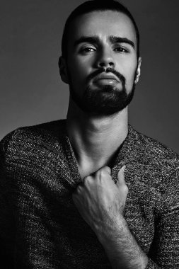 yakışıklı şık hipster lumbersexual manken portre studio poz sıcak Kazak giymiş. Metroseksüel