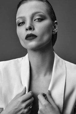 Makyaj ve kırmızı dudakları beyaz ceketli studio arka plan üzerinde poz akşam ile güzel şık esmer kadın manken portresi
