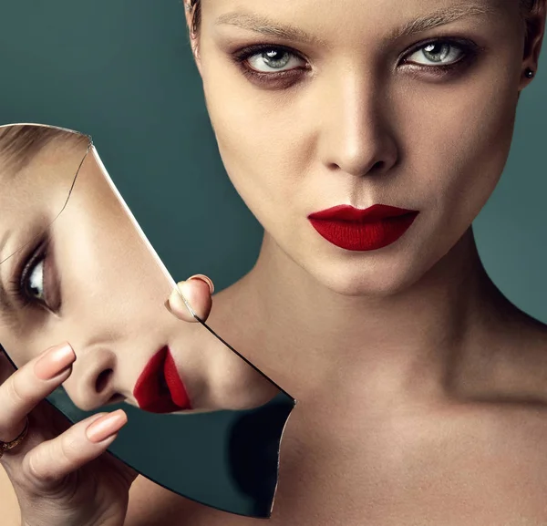 Portret Moda Piękny Stylowy Brunetka Kobieta Model Wieczór Makijaż Czerwone — Zdjęcie stockowe