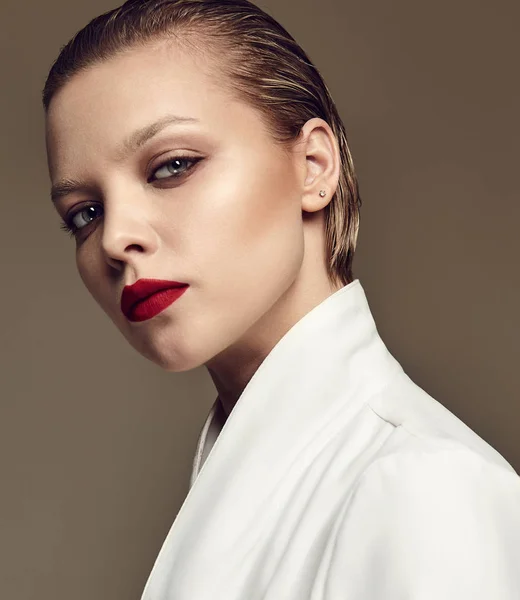 Retrato Hermosa Moda Elegante Modelo Morena Mujer Con Maquillaje Noche — Foto de Stock