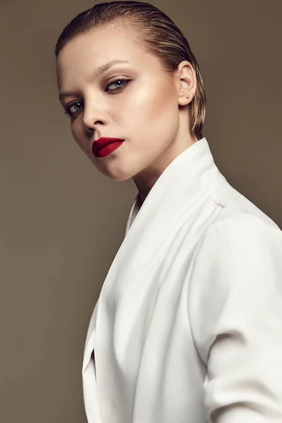 Retrato Hermosa Moda Elegante Modelo Morena Mujer Con Maquillaje Noche — Foto de Stock