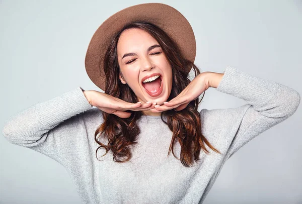 Portret Van Jonge Stijlvolle Lachen Meisje Model Grijze Casual Zomer — Stockfoto