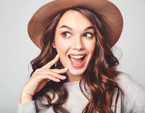 灰色の背景に分離された自然化粧品で茶色の帽子にグレーのカジュアルな夏服で若いスタイリッシュな笑う少女モデルの肖像画 カメラを目線 — ストック写真