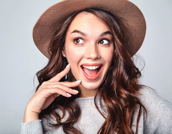 Portrait Jeune Fille Riante Modèle Élégant Gris Casual Vêtements Été — Photo