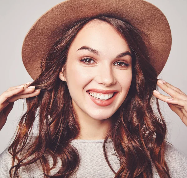 Portret Van Jonge Stijlvolle Lachen Meisje Model Grijze Casual Zomer — Stockfoto