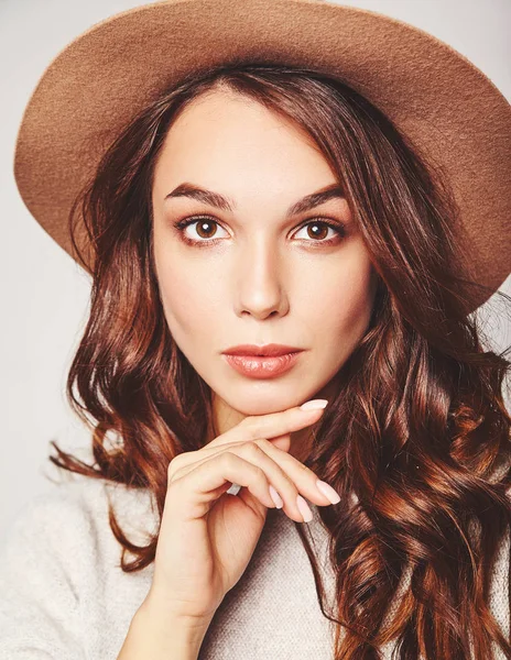 灰色の背景に分離された自然化粧品で茶色の帽子にグレーのカジュアルな夏服で若いスタイリッシュな笑う少女モデルの肖像画 カメラを目線 — ストック写真