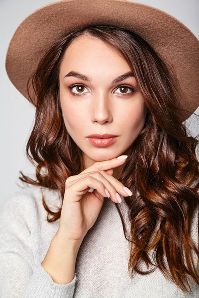 Retrato Joven Modelo Chica Riendo Con Estilo Ropa Verano Casual —  Fotos de Stock