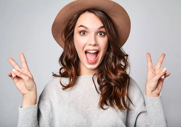 Portrait Jeune Fille Riante Modèle Élégant Gris Casual Vêtements Été — Photo