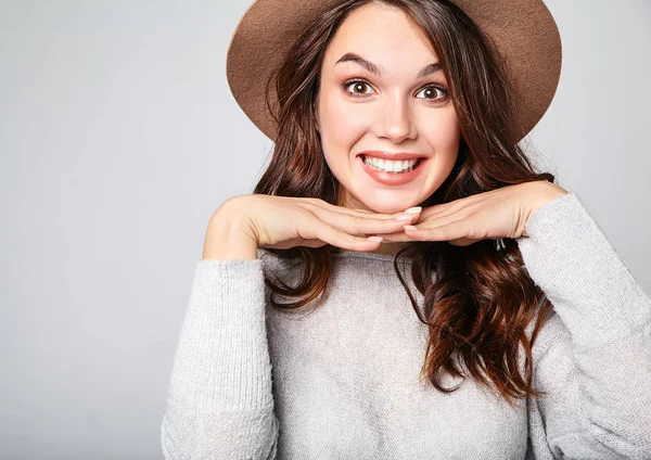 Portrait Jeune Fille Riante Modèle Élégant Gris Casual Vêtements Été — Photo