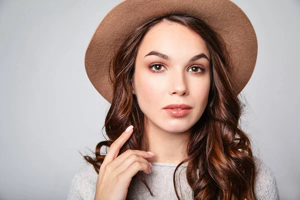 Retrato Horizontal Modelo Femenino Atractivo Con Estilo Lleva Ropa Verano —  Fotos de Stock