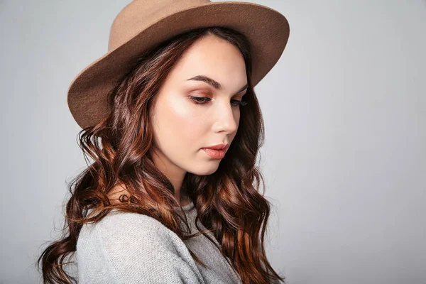 Retrato Horizontal Modelo Femenino Atractivo Con Estilo Lleva Ropa Verano —  Fotos de Stock