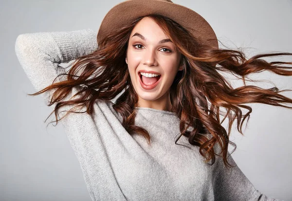 Portrait Jeune Fille Riante Modèle Élégant Gris Casual Vêtements Été — Photo