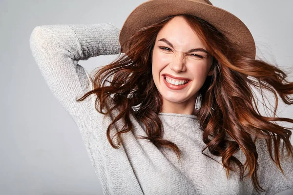 Portret Van Jonge Stijlvolle Lachen Meisje Model Grijze Casual Zomer — Stockfoto