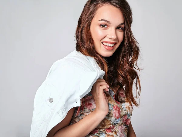 Retrato Jovem Modelo Elegante Menina Rindo Roupas Verão Casuais Coloridas — Fotografia de Stock