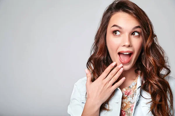 Portrait Jeune Fille Riante Modèle Élégant Vêtements Été Décontractés Colorés — Photo