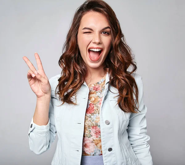 Retrato Joven Modelo Chica Riendo Con Estilo Ropa Verano Casual — Foto de Stock