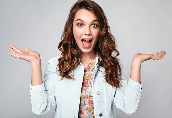 Vergelijking Concept Jonge Brunette Vrouw Casual Zomer Kleren Iets Weer — Stockfoto