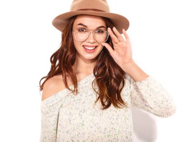 Beyaz arka plan üzerinde izole bardaklarda doğal makyaj ile rahat yaz giysileri kahverengi şapkalı şık kız modeli portresi. Kameraya bakarak