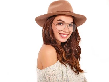 Beyaz arka plan üzerinde izole bardaklarda doğal makyaj ile rahat yaz giysileri kahverengi şapkalı şık kız modeli portresi. Kameraya bakarak