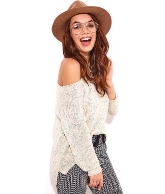 Beyaz arka plan üzerinde izole bardaklarda doğal makyaj ile rahat yaz giysileri kahverengi şapkalı şık kız modeli portresi. Kameraya bakarak