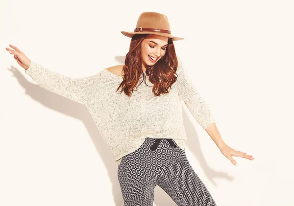 Portre rahat yaz giysileri ile doğal makyaj beyaz arka plan üzerinde izole kahverengi şapkalı şık kız modeli. Kameraya bakarak