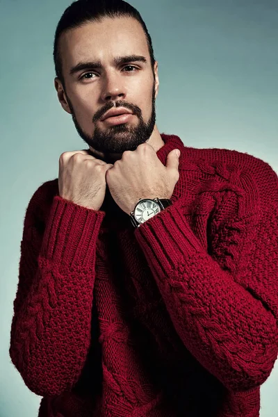 Porträt Eines Hübschen Modebewussten Hipster Lumbersexual Modells Warmem Roten Pullover — Stockfoto