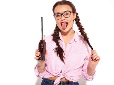 Genç mutlu portre gülümseyen kadın modeli ile parlak makyaj ve gömlekli saman, cam şişe soda içme yaz renkli pembe bağlı iki boynuzlu kırmızı dudaklar üzerinde beyaz izole