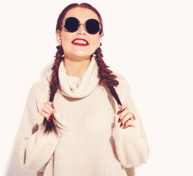 Genç mutlu gülümseyen kadın model parlak makyaj ile ve sıcak kazak elbise beyaz izole yaz aylarında iki boynuzlu kırmızı dudaklar portresi. Delirmek