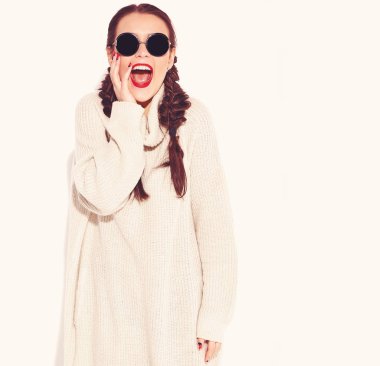 Genç mutlu gülümseyen kadın model parlak makyaj ile ve sıcak kazak elbise beyaz izole yaz aylarında iki boynuzlu kırmızı dudaklar portresi. Delirmek