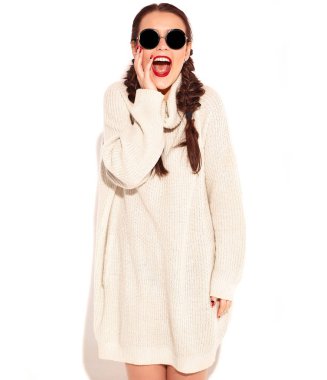 Genç mutlu gülümseyen kadın model parlak makyaj ile ve sıcak kazak elbise beyaz izole yaz aylarında iki boynuzlu kırmızı dudaklar portresi. Delirmek