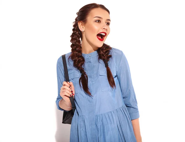 Портрет Молодої Щасливої Усміхненої Жінки Моделі Яскравим Макіяжем Червоними Губами — стокове фото