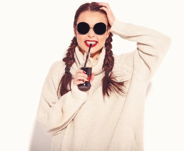 Joven Modelo Mujer Sonriente Feliz Con Maquillaje Brillante Labios Rojos —  Fotos de Stock