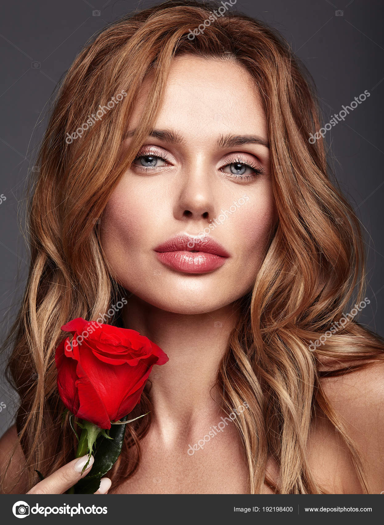 Işıltılı Doğal Makyaj için Harika Model Işıltılı Doğal Makyaj için Harika Model