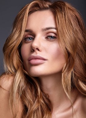 Genç sarışın kadın modeli doğal makyaj ve mükemmel cilt studio poz ile güzellik moda portre