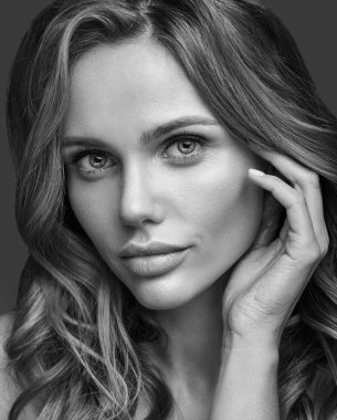 Genç sarışın kadın modeli doğal makyaj ve mükemmel cilt studio poz ile güzellik moda portre. Saçları çok dokunaklı
