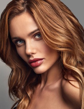 Genç sarışın kadın modeli doğal makyaj ve mükemmel cilt studio poz ile güzellik moda portre
