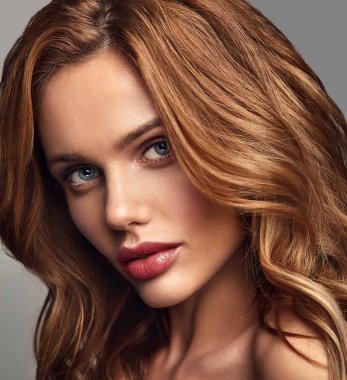 Genç sarışın kadın modeli doğal makyaj ve mükemmel cilt studio poz ile güzellik moda portre