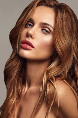 Genç sarışın kadın modeli doğal makyaj ve mükemmel cilt studio poz ile güzellik moda portre