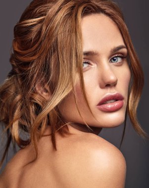 Genç sarışın kadın modeli doğal makyaj ve mükemmel cilt studio poz ile güzellik moda portre