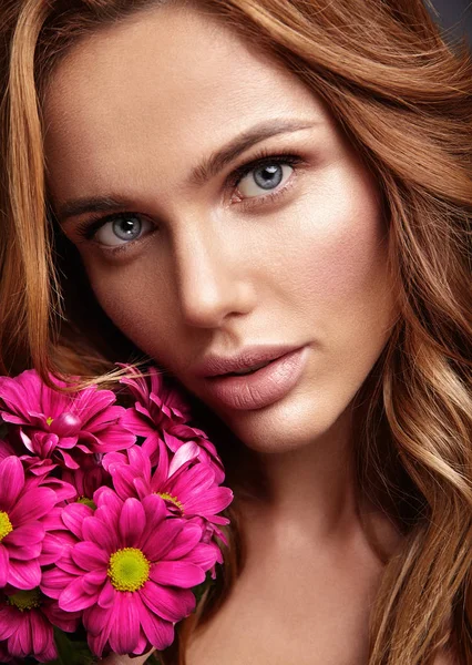Retrato Moda Belleza Joven Modelo Rubia Con Maquillaje Natural Piel — Foto de Stock
